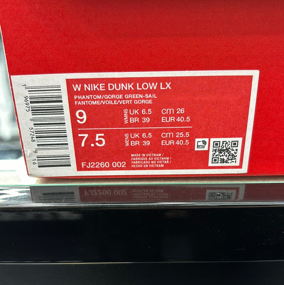 Nike dunk low lx phantom/George Green –sail fantome size 9 M