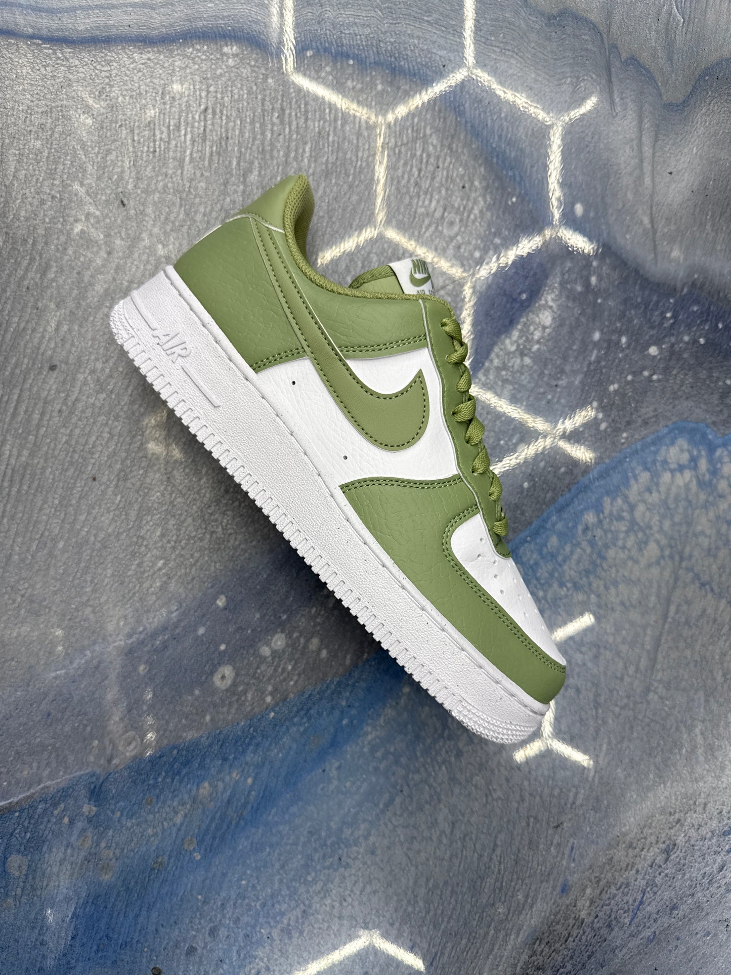 Mike Air Force 1 low ‘07 SE next nature white oil green (women’s) size 9.5