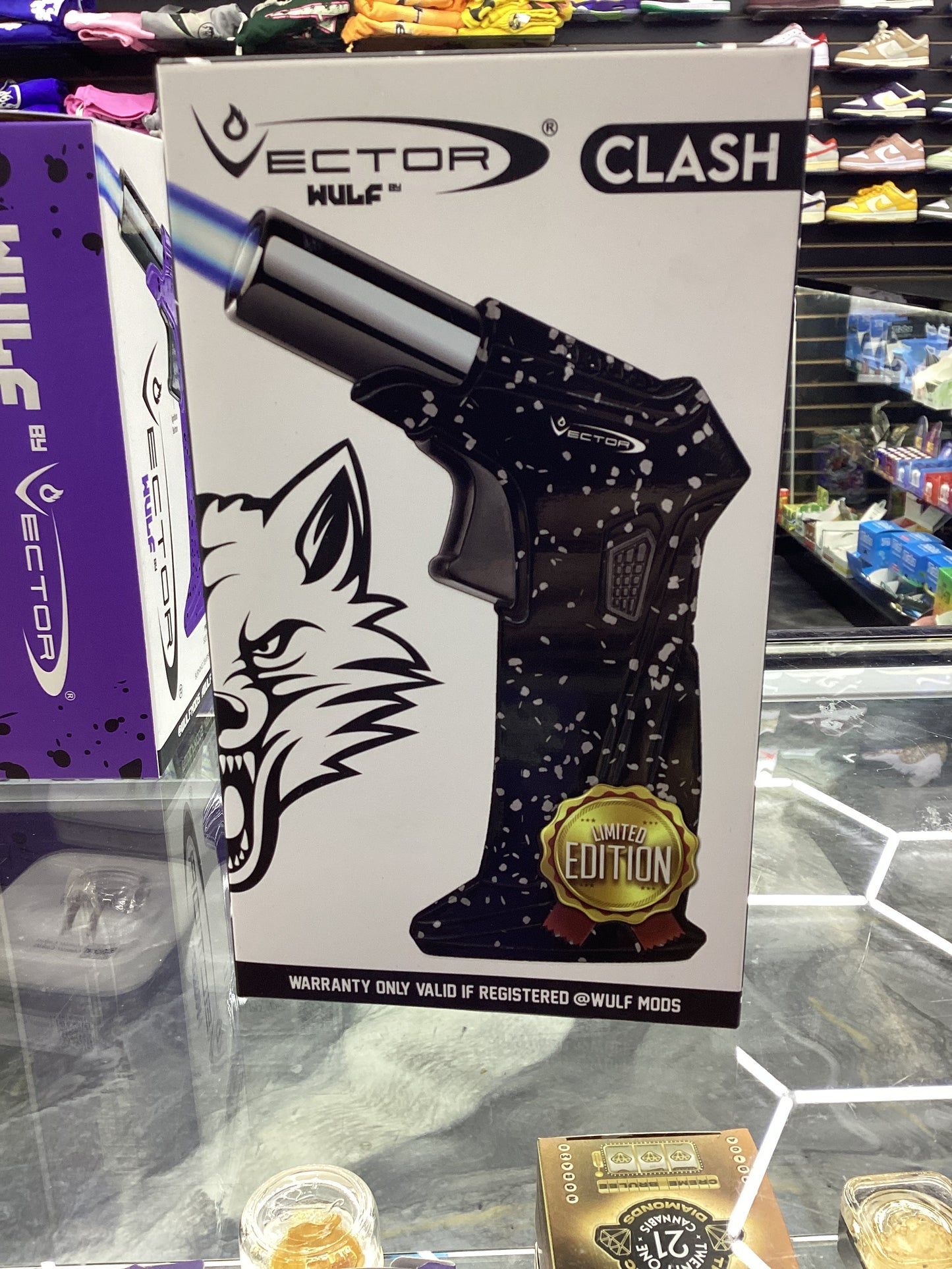 Vector Wulf limited edition clash black and white