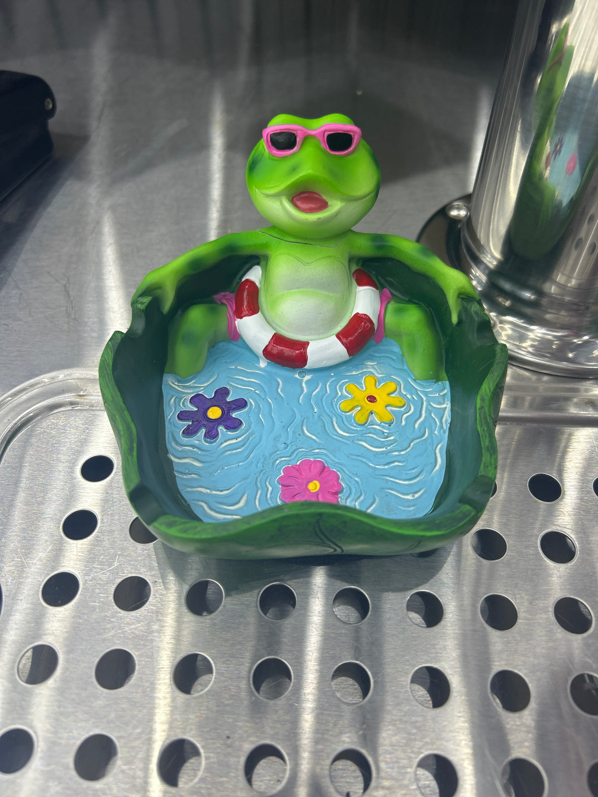 Fujima ashtray polystone beach frog