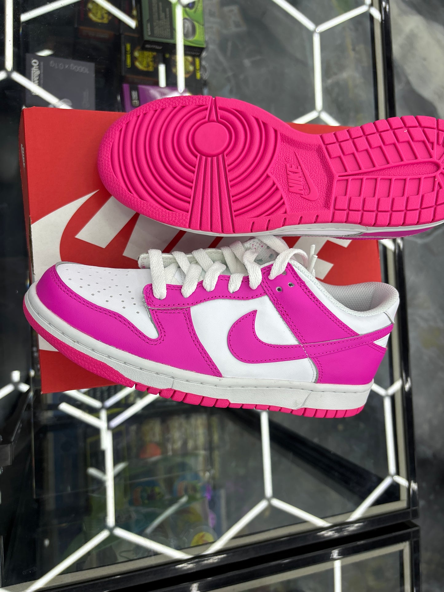 Nike dunk low gs varsity white/ laser fuchsia pink size 6y