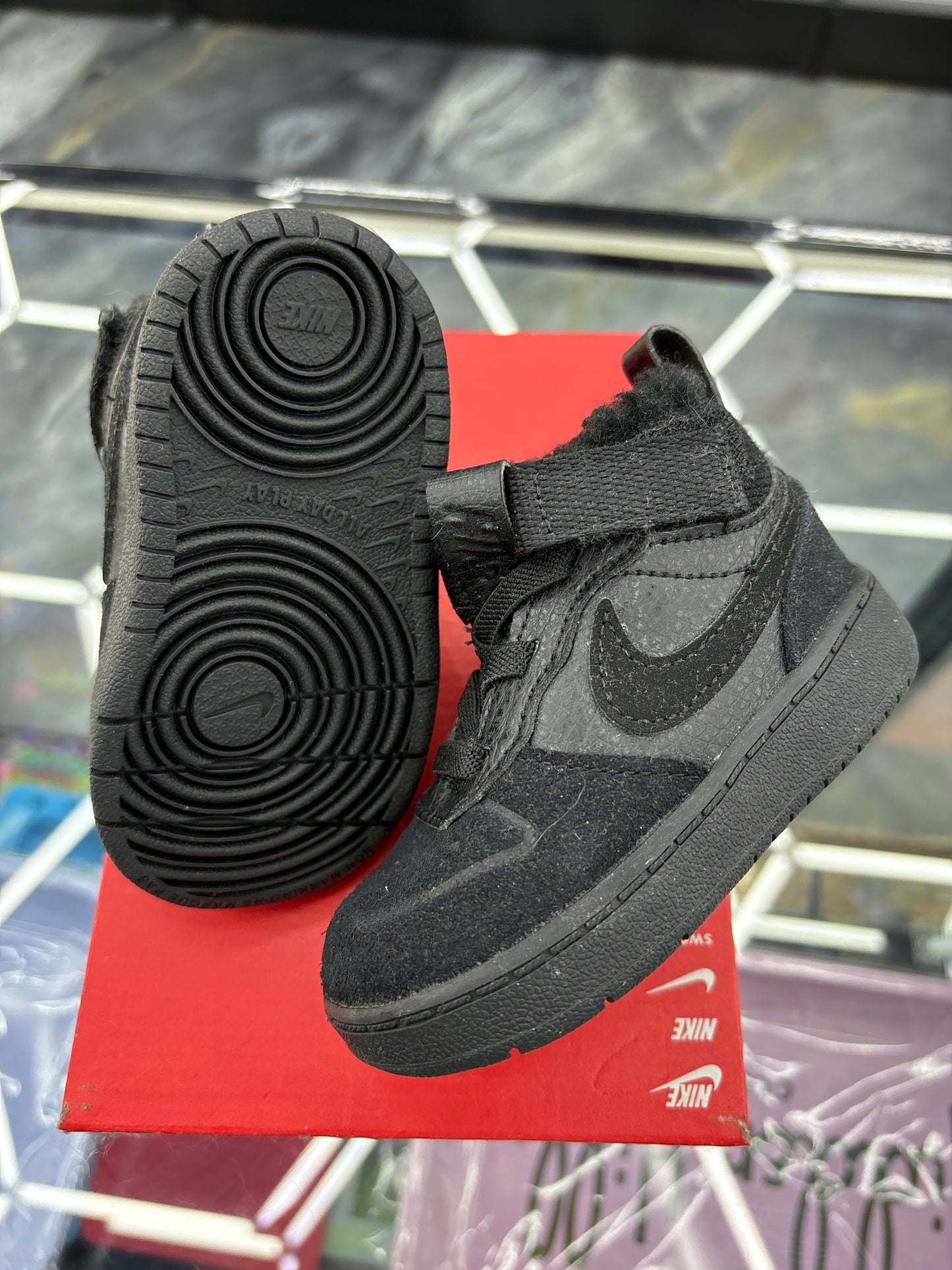 Nike Court, Borough mid 2 boot black/black size 4C