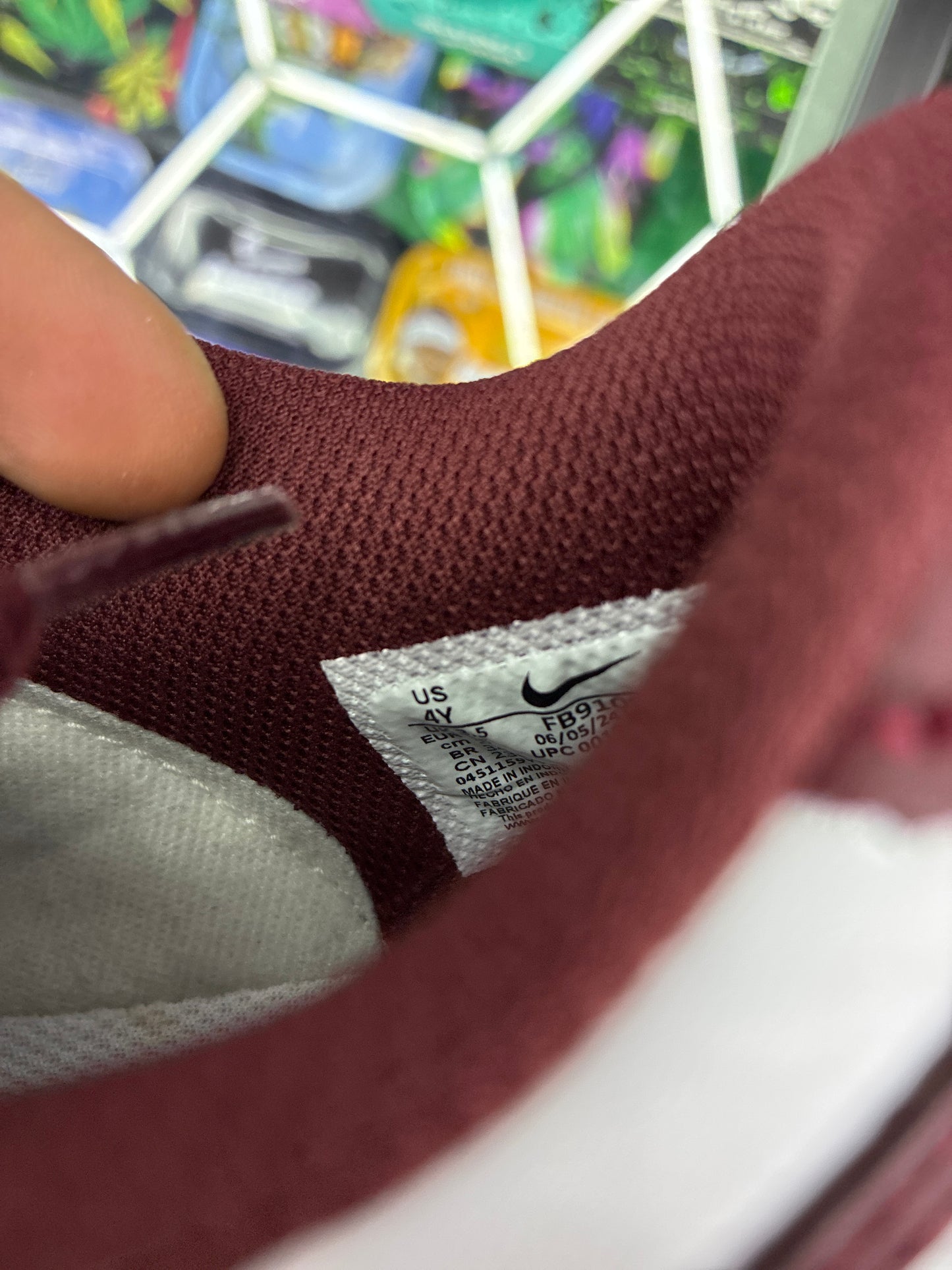 Nike dunk low burgundy size4y