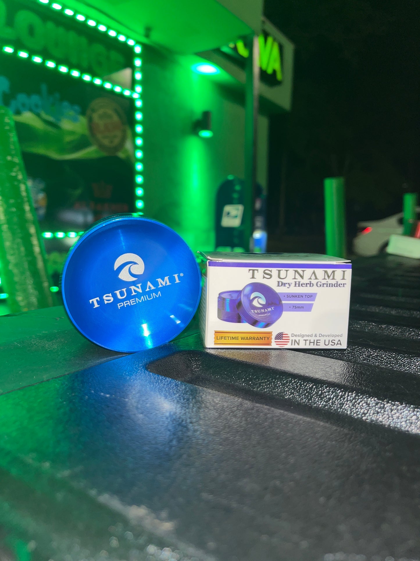 Tsunami dry herb grinder blue