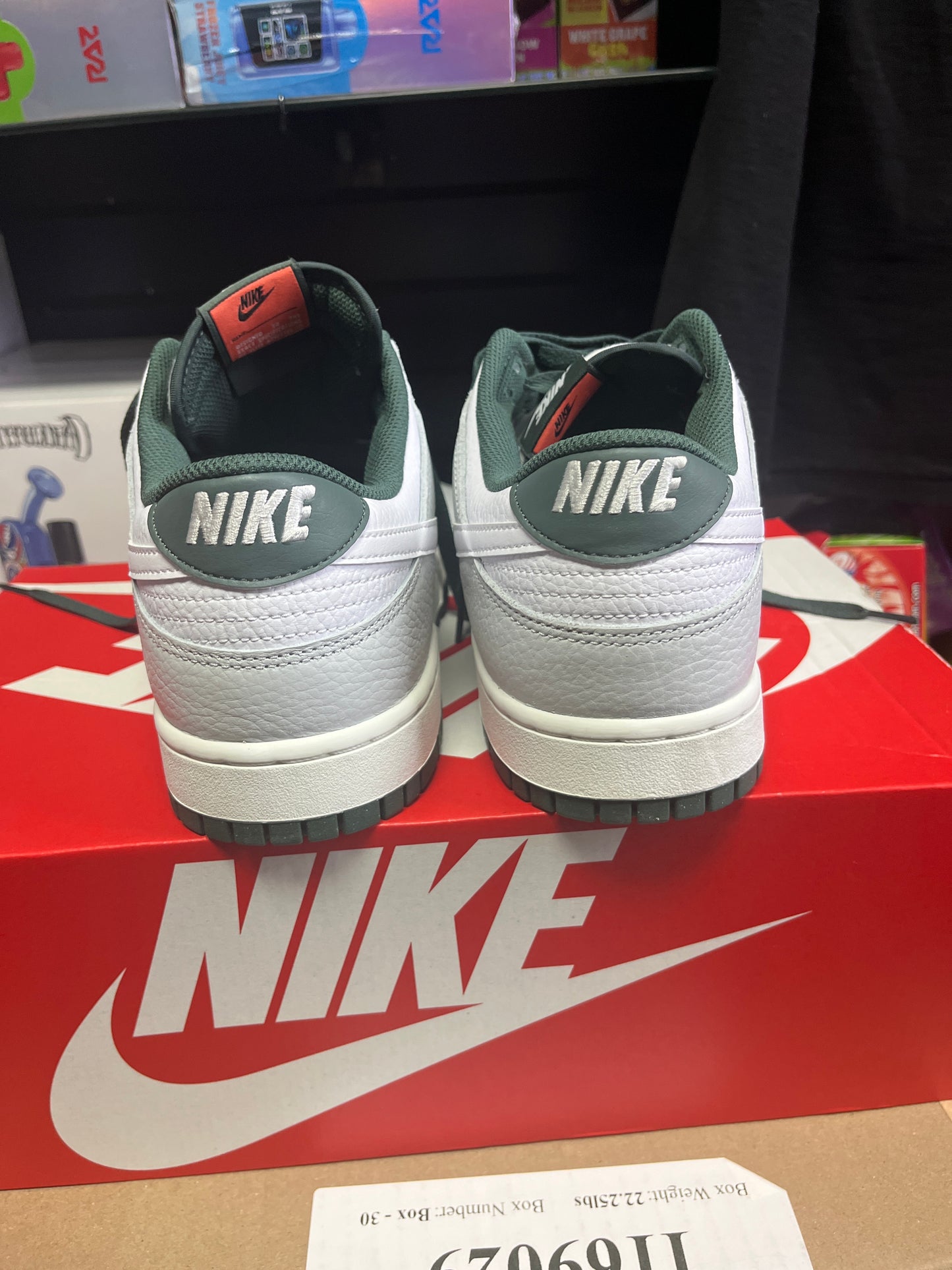 Nike dunk low retro se Photon Dust Vintage Green size 13