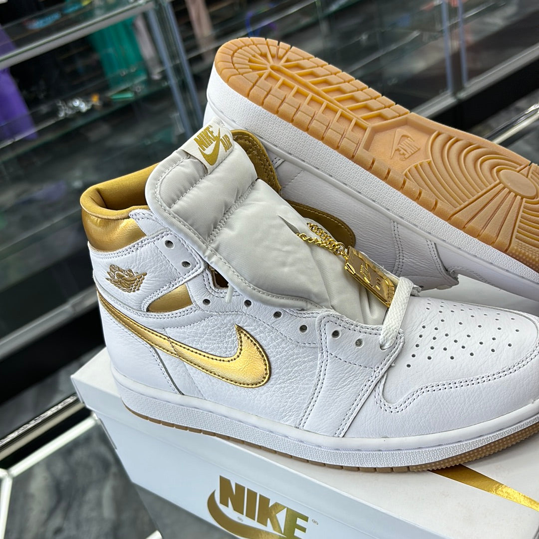 Nike Air Jordan, 1 retro high OG white/metallic gold size 9M