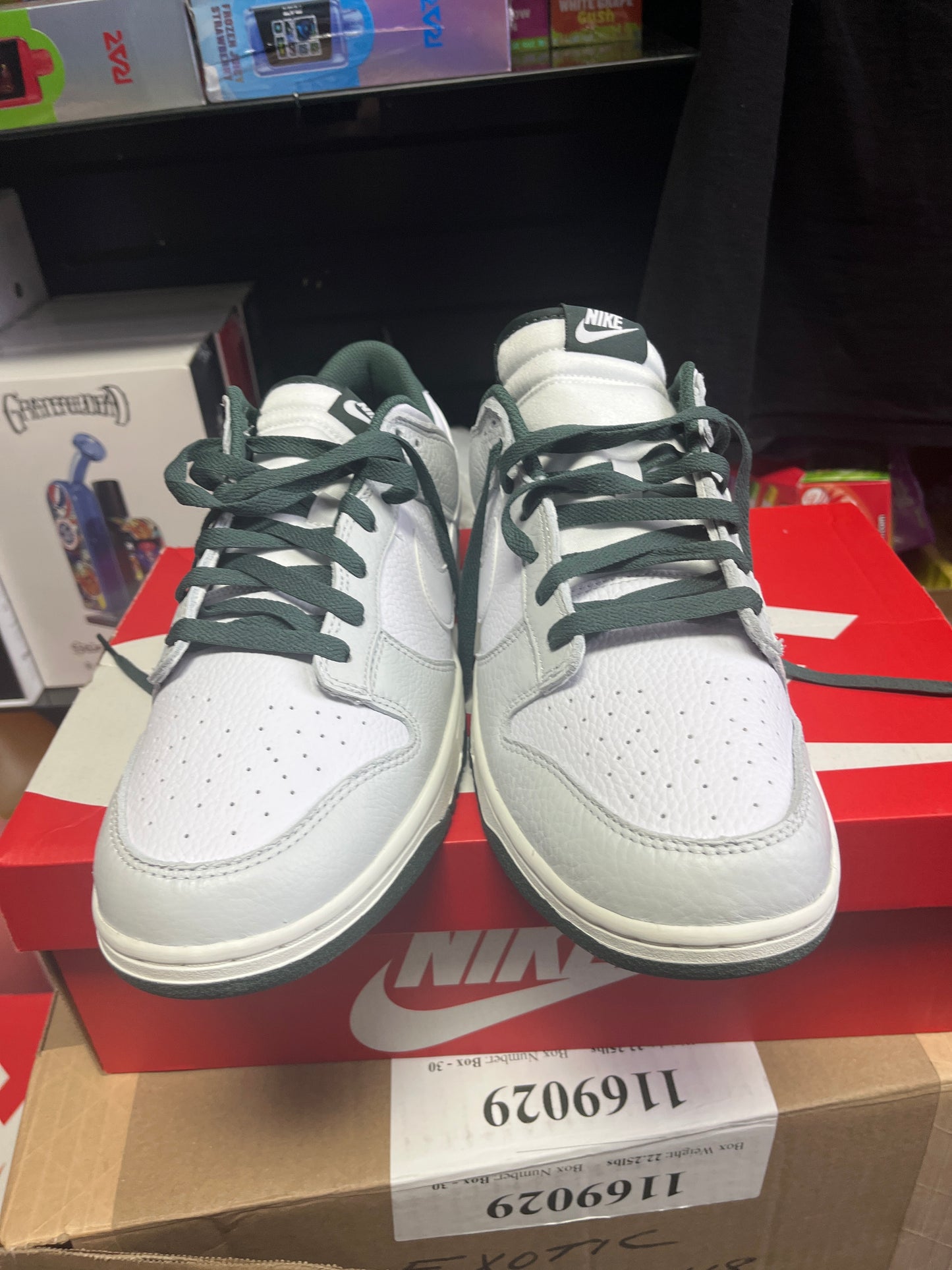 Nike dunk low retro se Photon Dust Vintage Green size 13