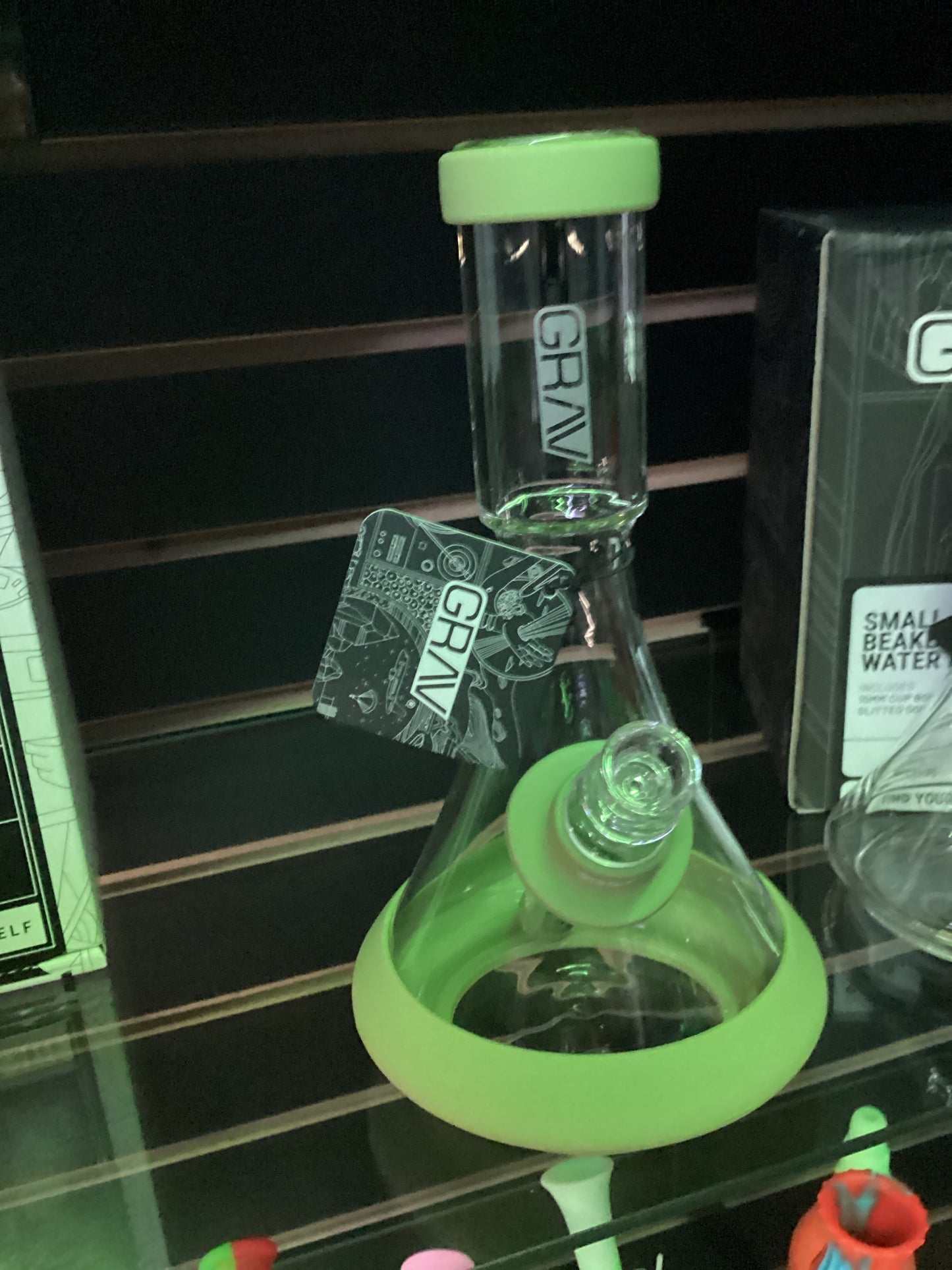 Grav deco beaker with avocado green silicone accents