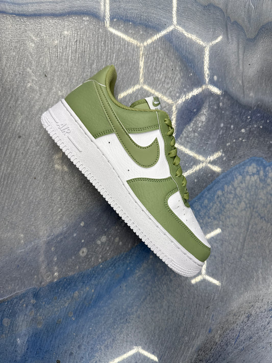 Mike Air Force 1 low ‘07 SE next nature white oil green (women’s) size 9.5