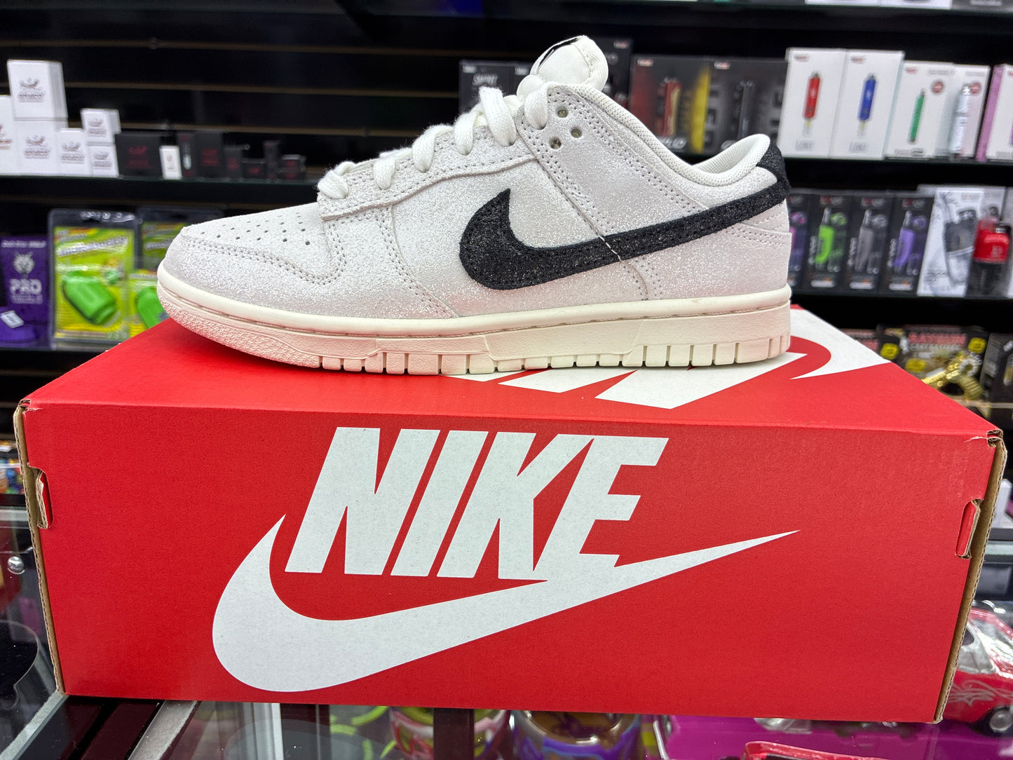 W Nike dunk low se white/ black team red size 7