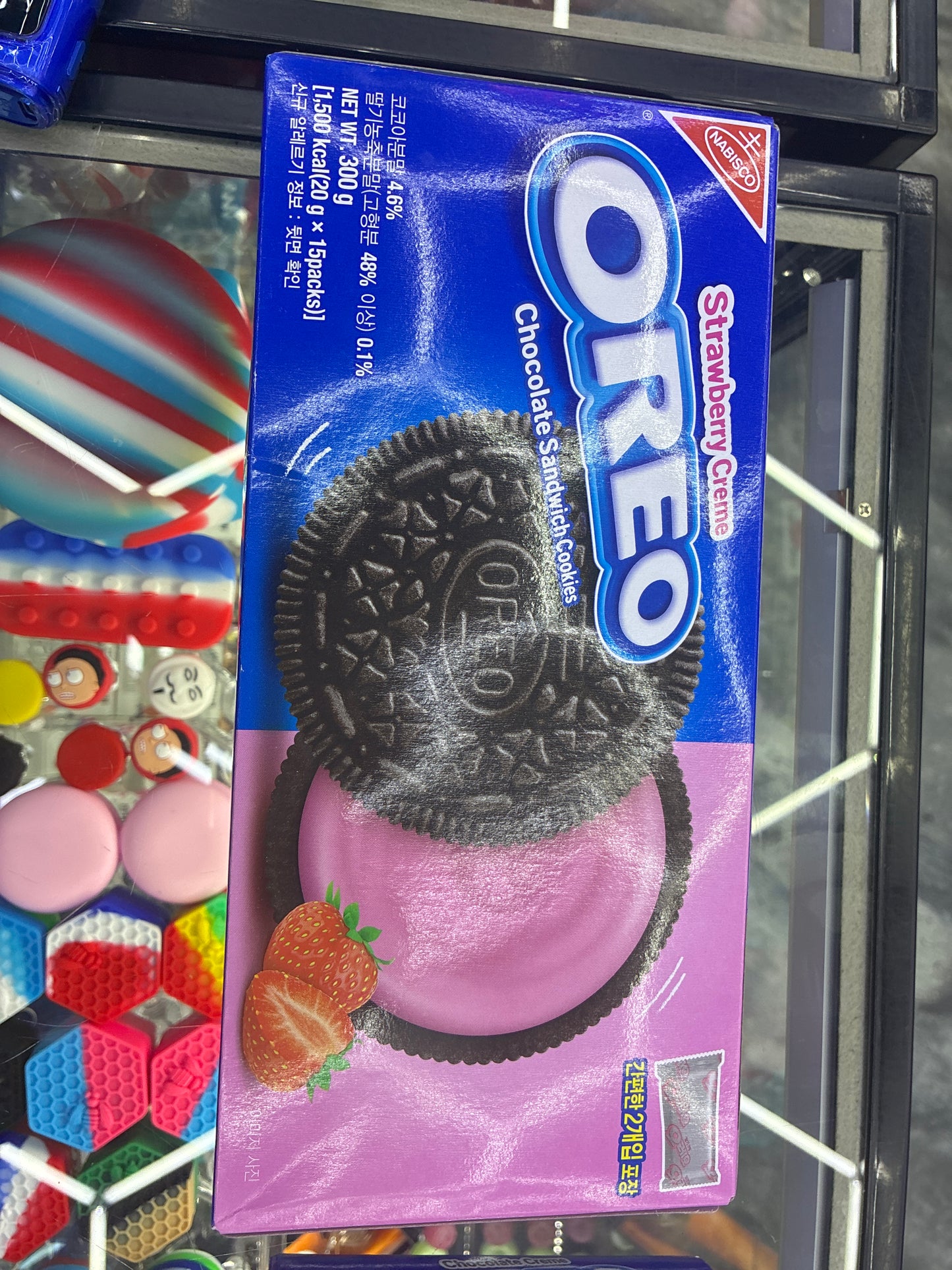 Oreo chocolate sandwich cookies strawberry crème 300g
