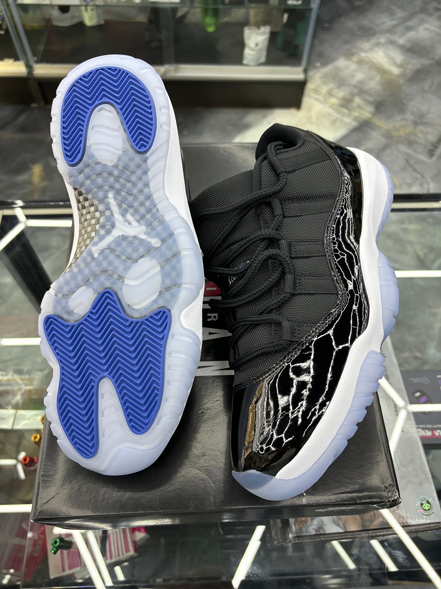 Air Jordan 11 retro low black/varsity royal white size 9.5 M