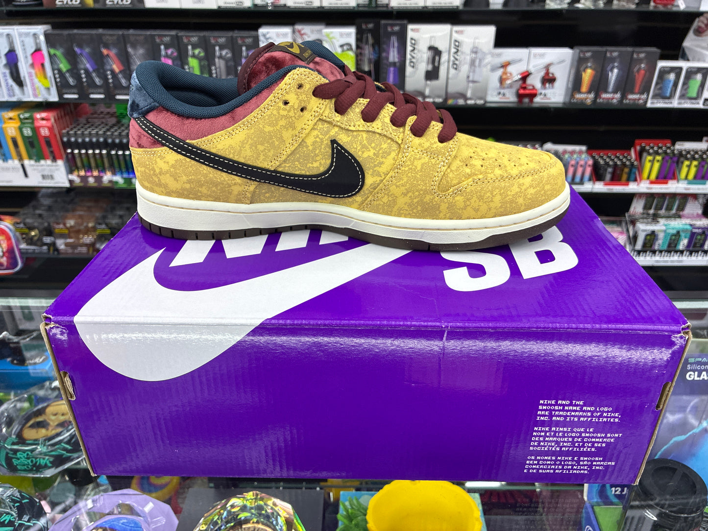 Nike sb dunk low pro celestial gold/black size 10