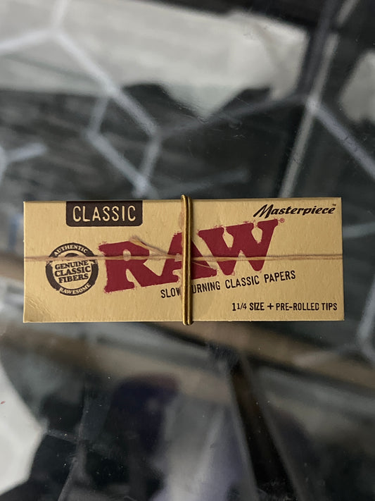 Raw classic 1 1/4 masterpiece papers + tips
