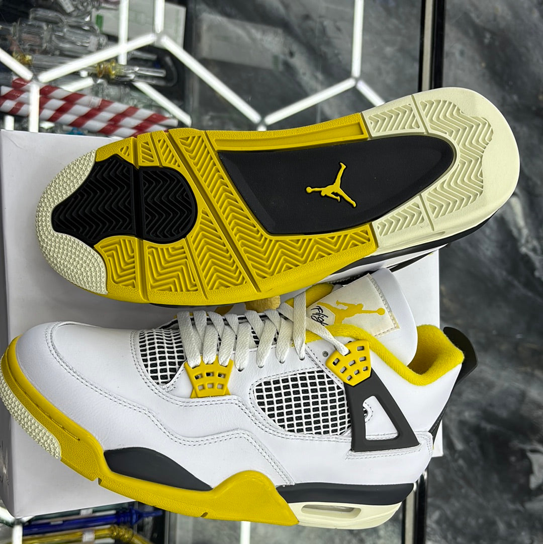 Women’s Air Jordan four retro white/coconut milk size 11 M ￼