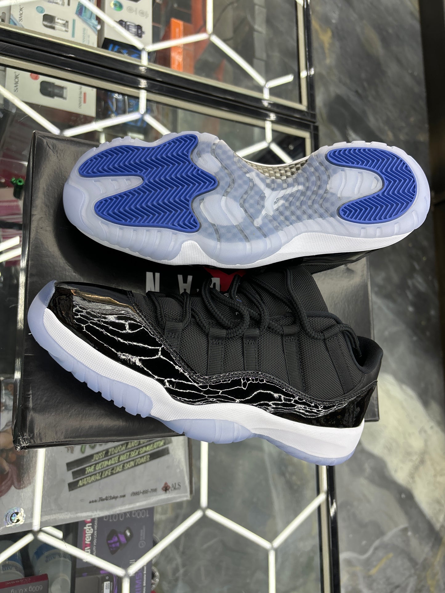 Air Jordan 11 retro low black/varsity royal white size 9.5 M