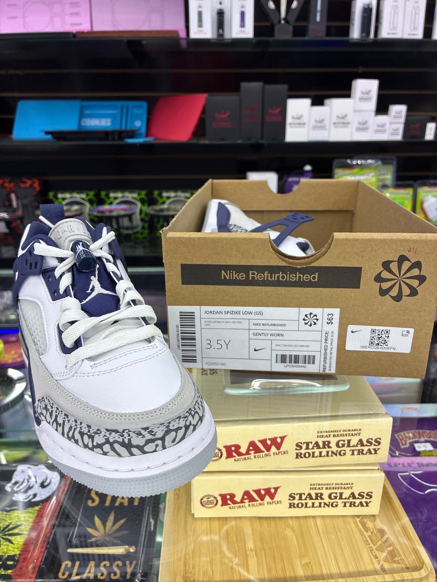 Jordan spizikie low (gs) size 3.5y