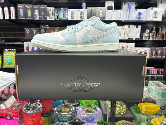 Air Jordan 1 low se glacier blue size 9