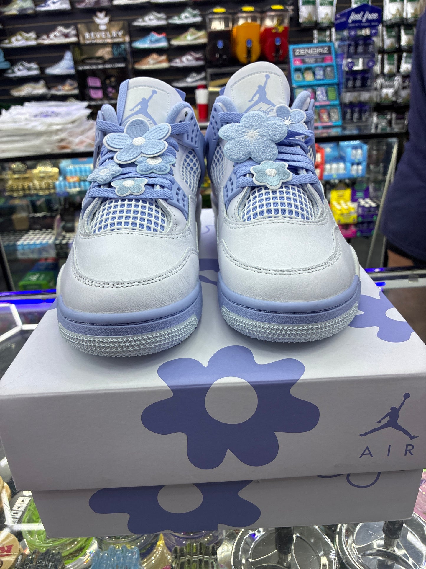Jordan 4 retro light blue flower size 10.5