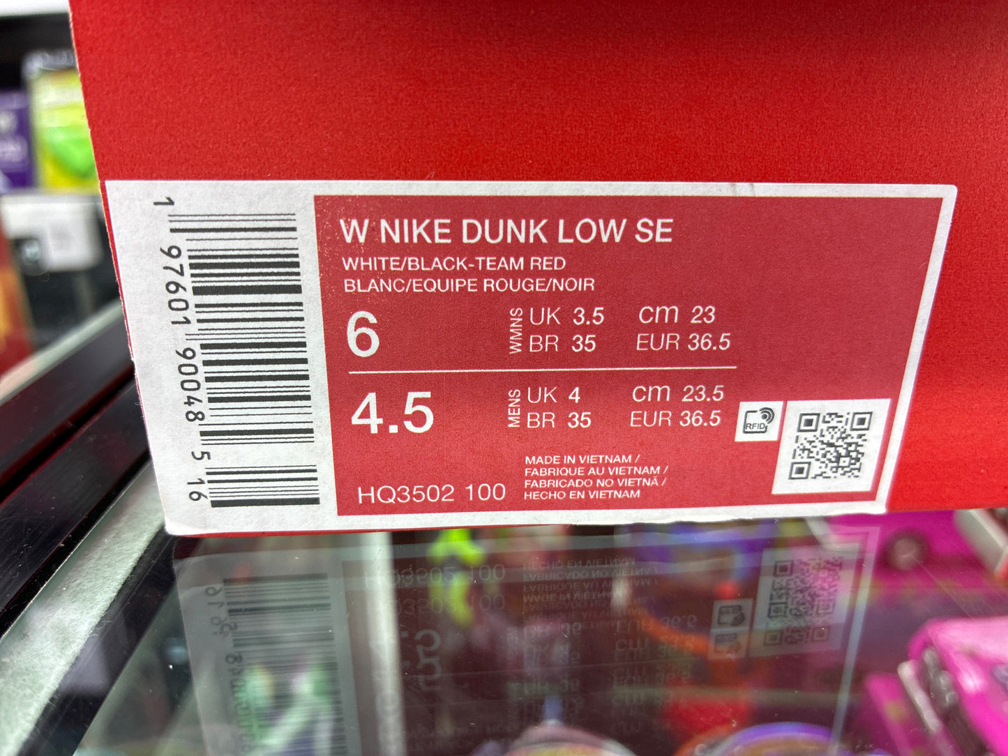 W Nike dunk low se white/ black team red size 6