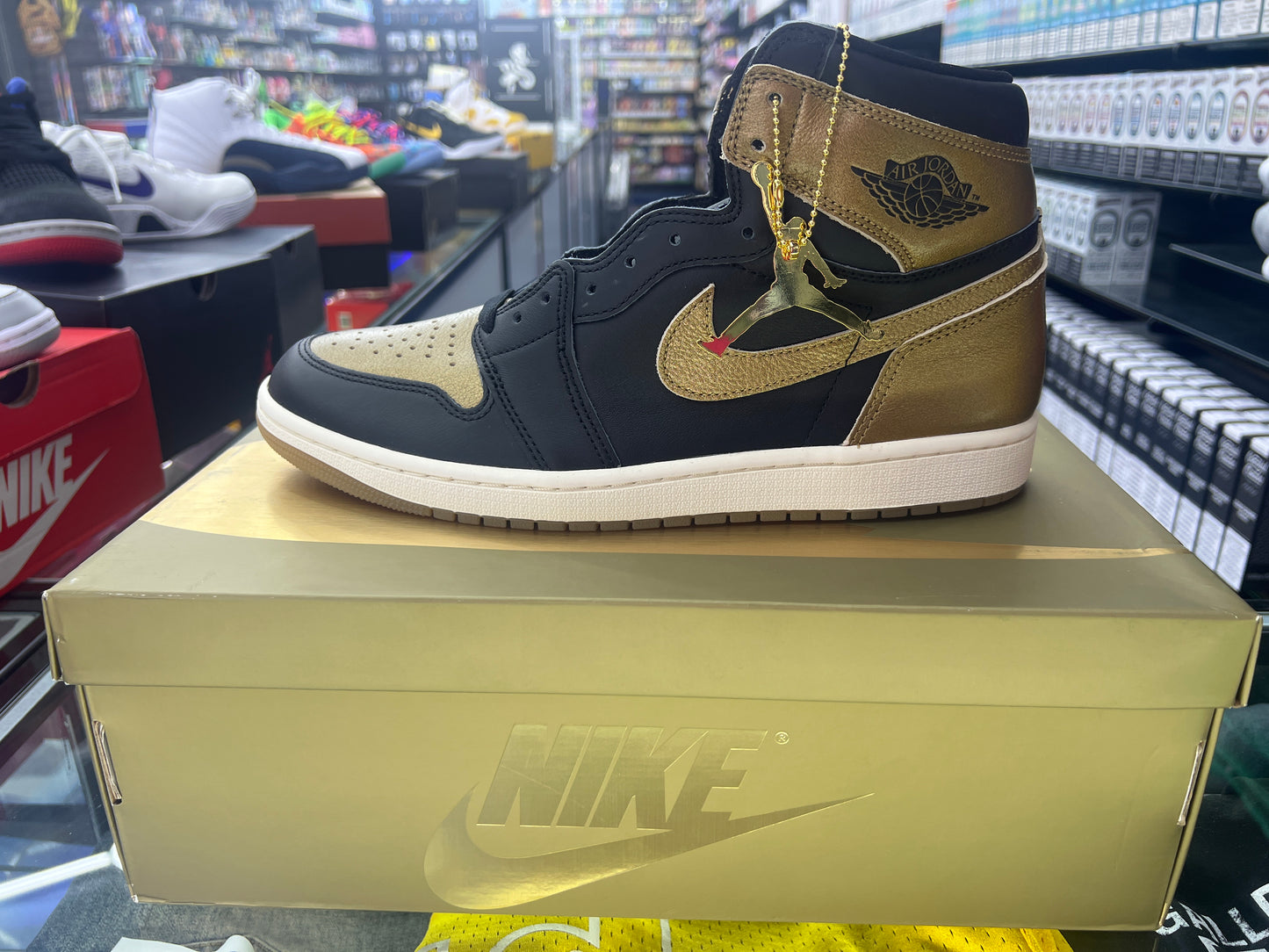 Jordan 1 retro high og Black Metallic Gold size 11.5