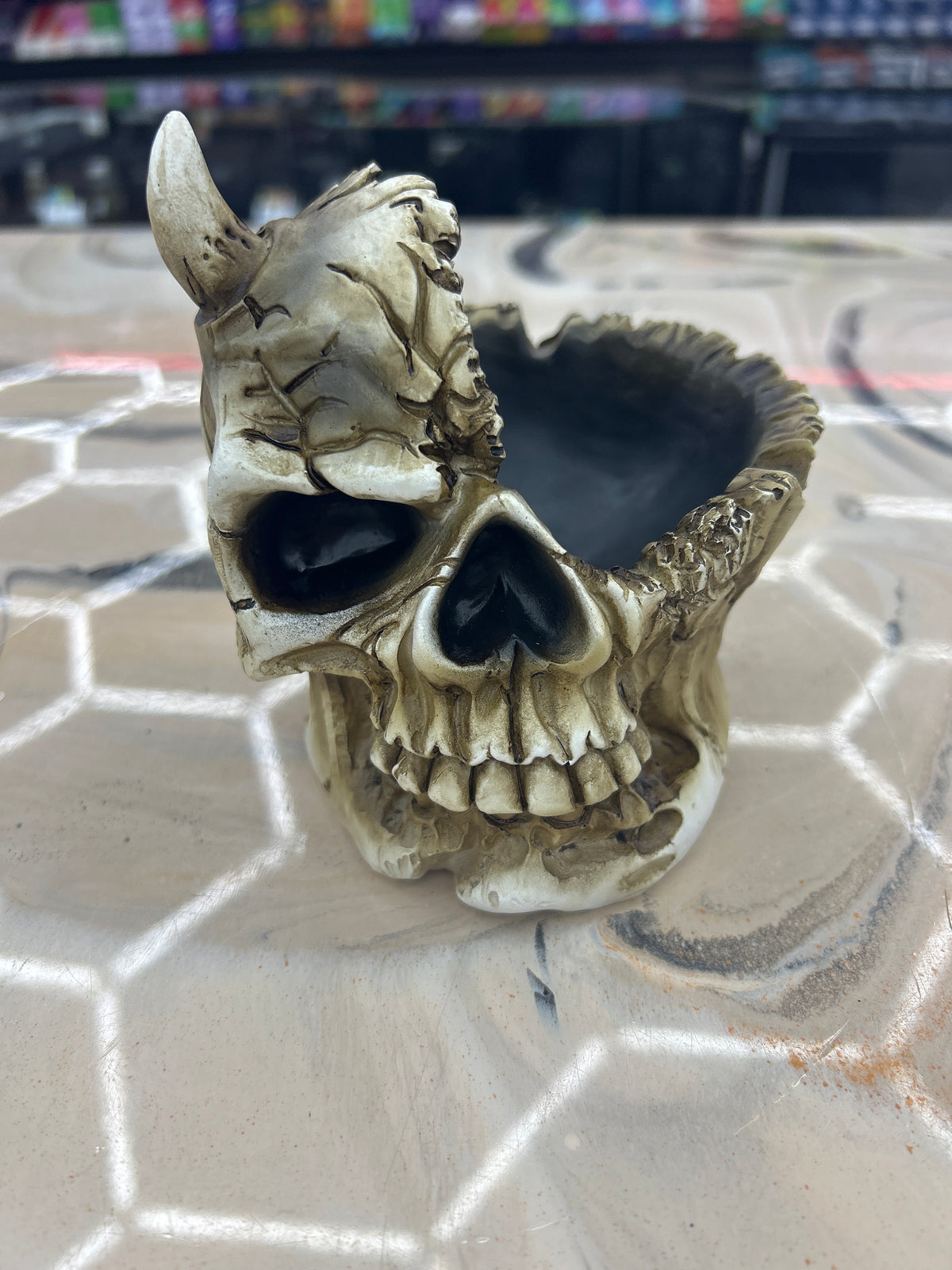 Fujima ashtrey polystone half skull