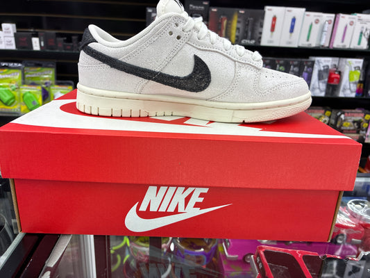 W Nike dunk low se white/ black team red size 6