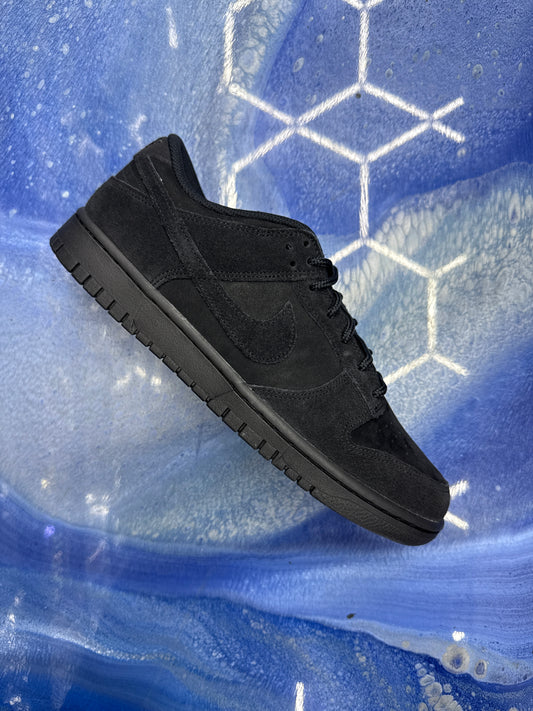 Nike dunk low SE triple black (men’s) size 9.5