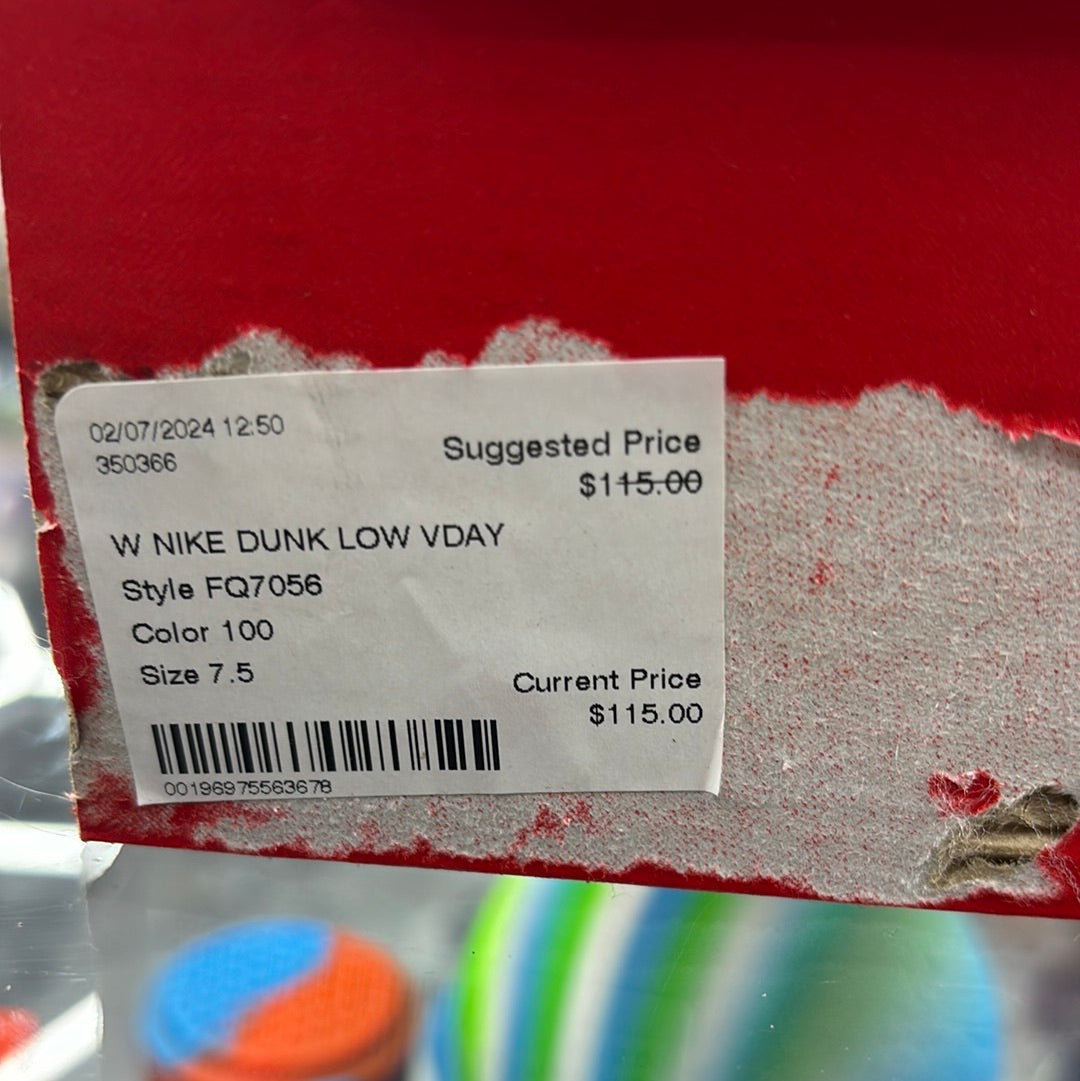 Women, Nike dunk, low V-Day style FQ7056 size 7.5 women