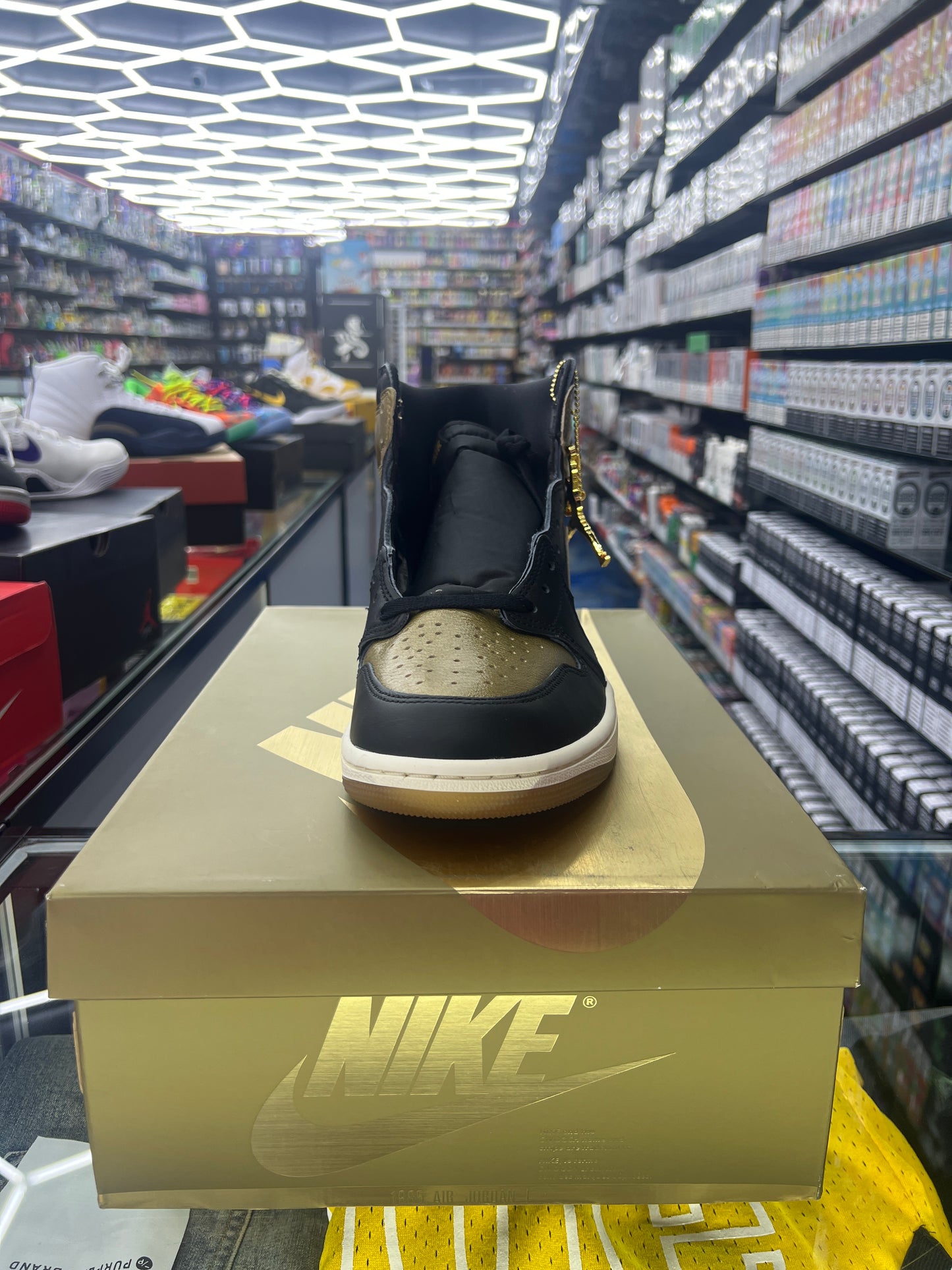 Jordan 1 retro high og Black Metallic Gold size 11.5