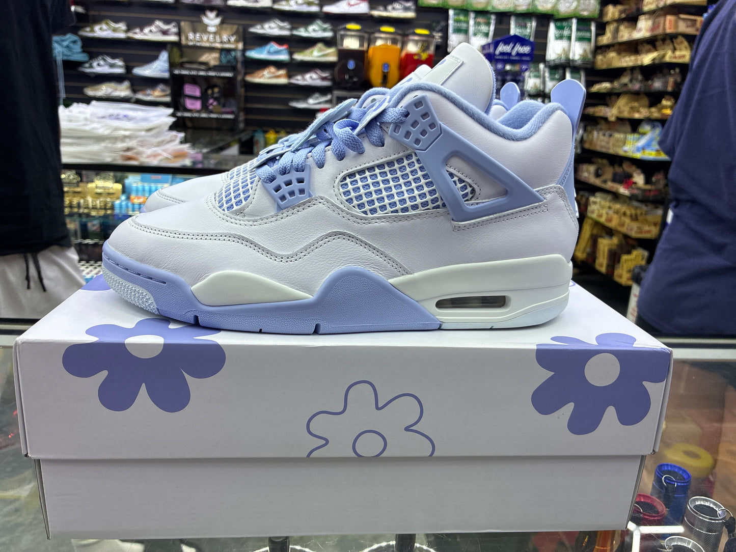 Jordan 4 retro light blue flower size 10.5
