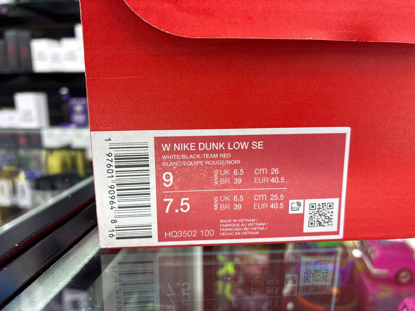 W Nike dunk low se white/ black team red size 9