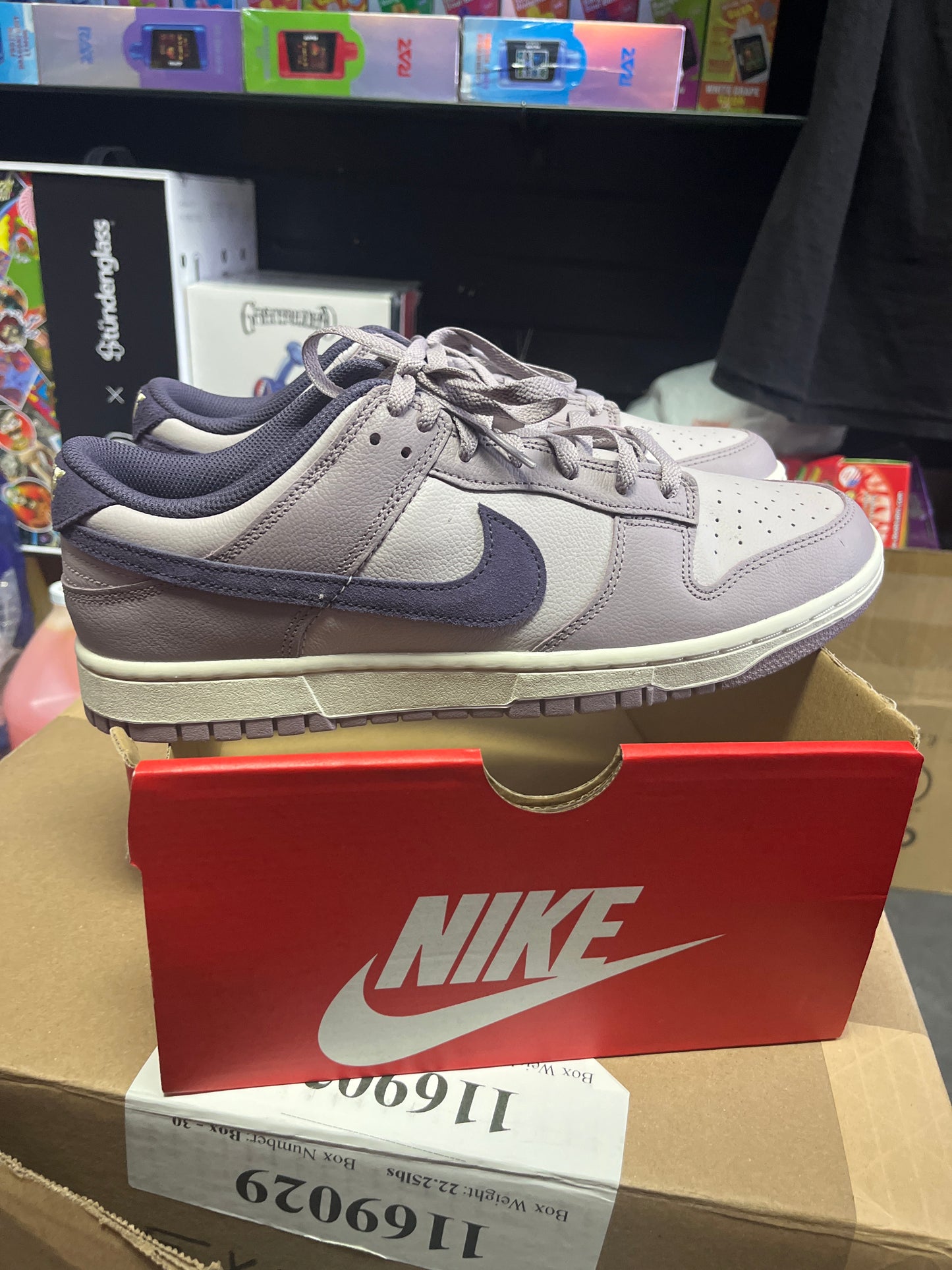 Nike dunk low se light violet ore size 11.5