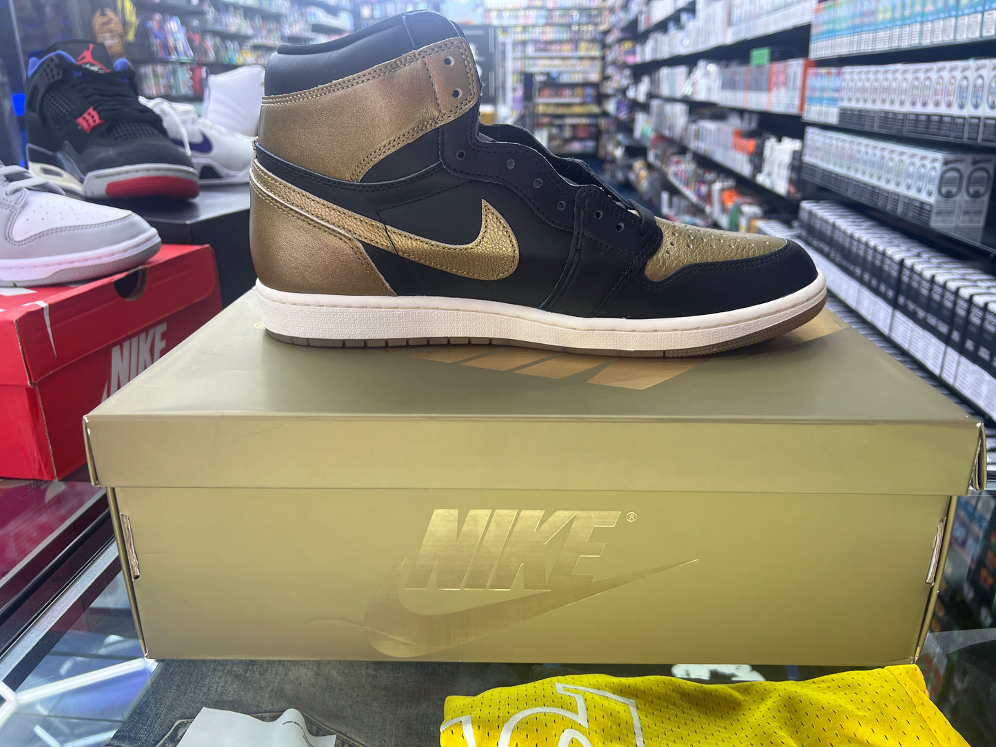 Jordan 1 retro high og Black Metallic Gold size 11.5