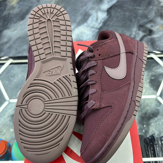 Nike dunk low retro PRM burgundy crush/plum eclipse size 8.5m