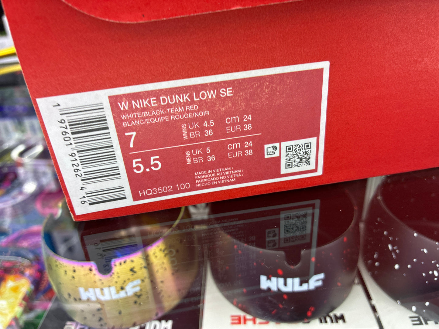 W Nike dunk low se white/ black team red size 7