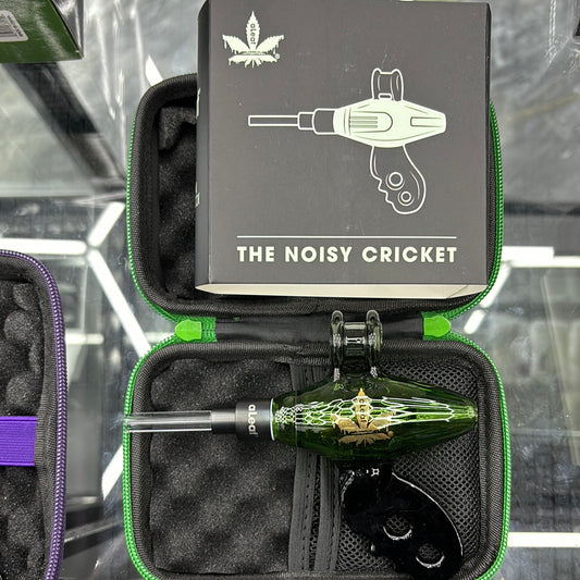 Aleaf the noisy cricket green