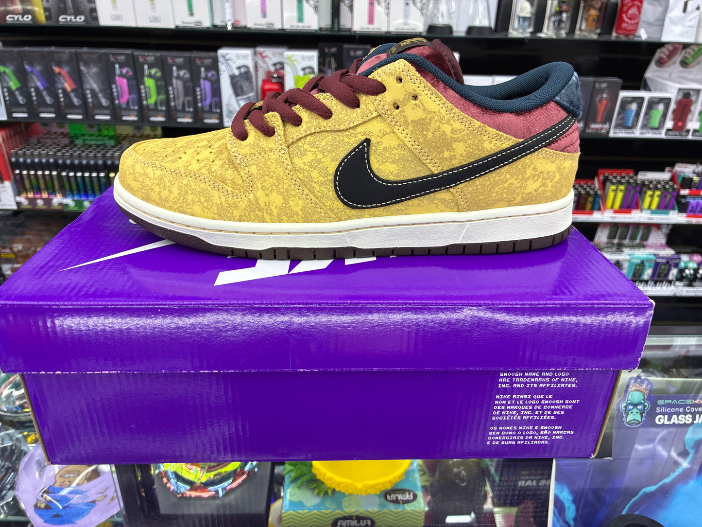 Nike sb dunk low pro celestial gold/black size 10