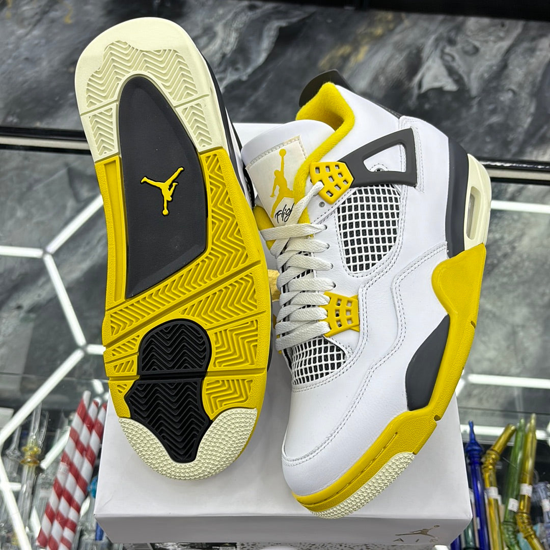 Women’s Air Jordan four retro white/coconut milk size 11 M ￼