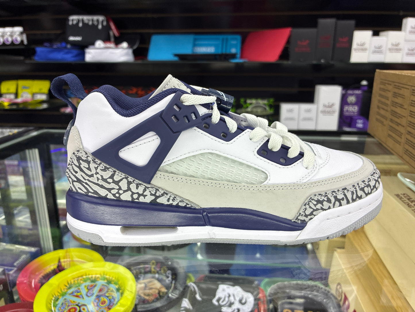 Jordan spizikie low (gs) size 3.5y