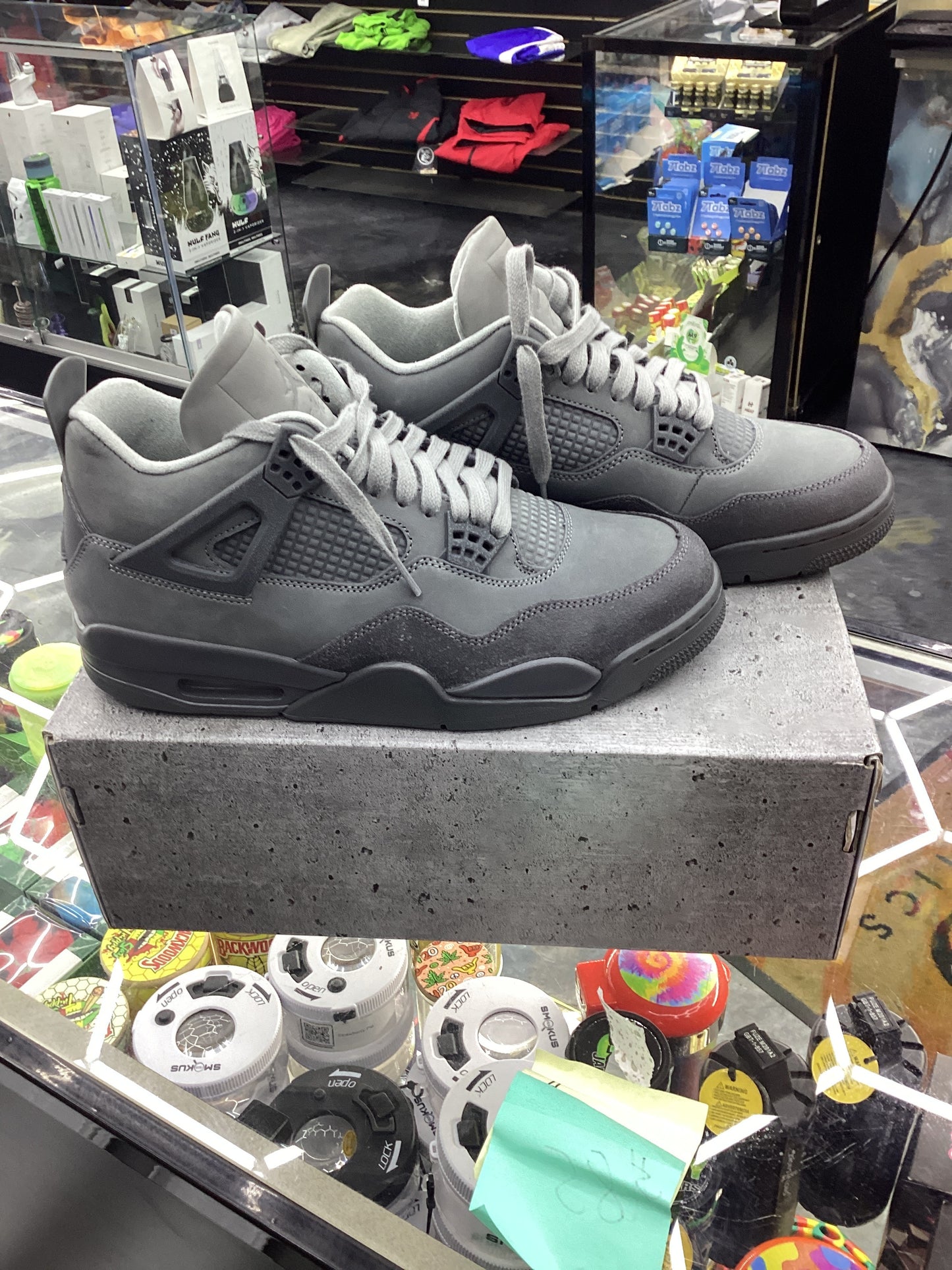 Jordan 4 retro smoke grey/iron grey men’s size 9.5