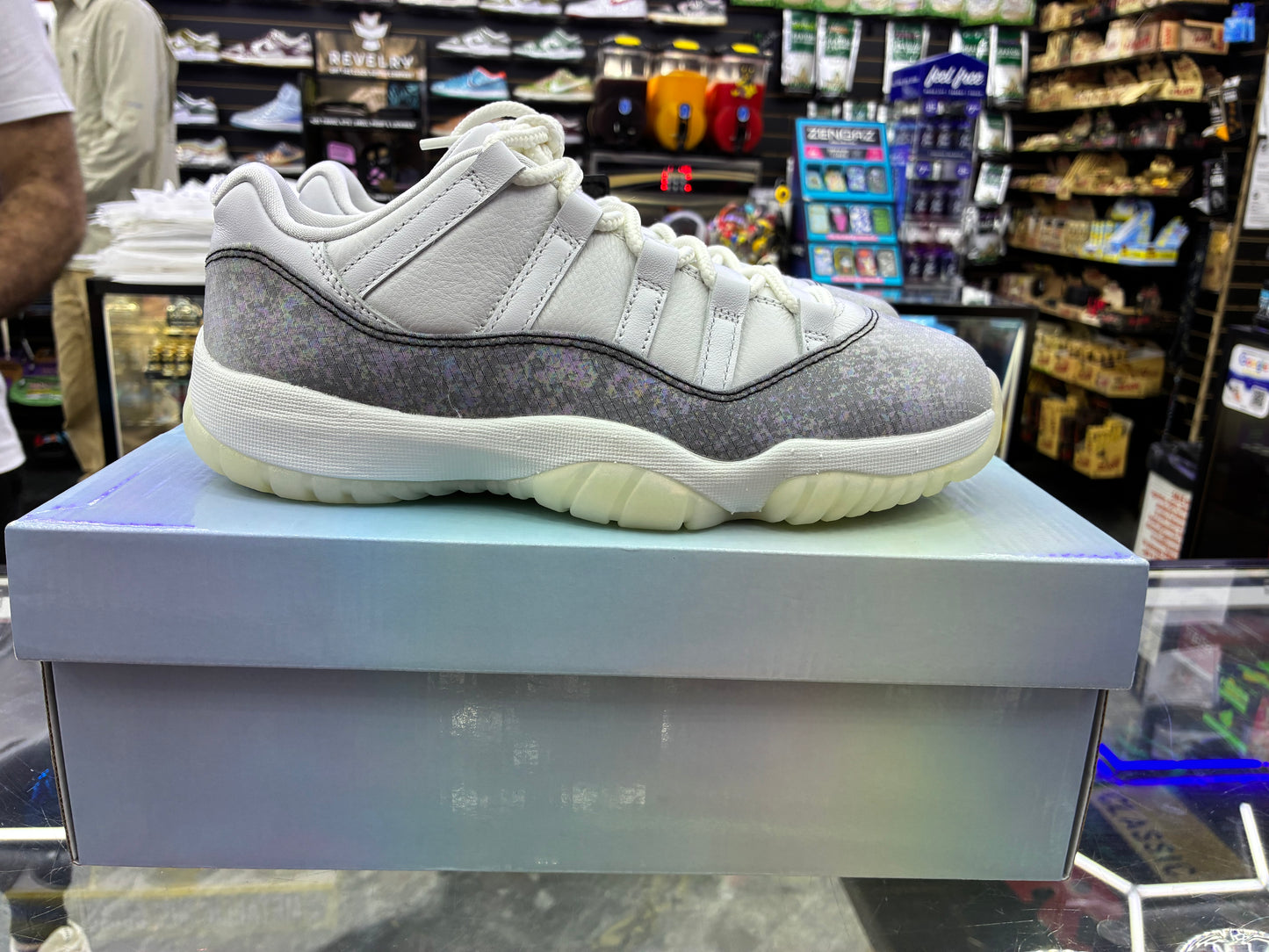 Jordan 11 retro low CNY size 8