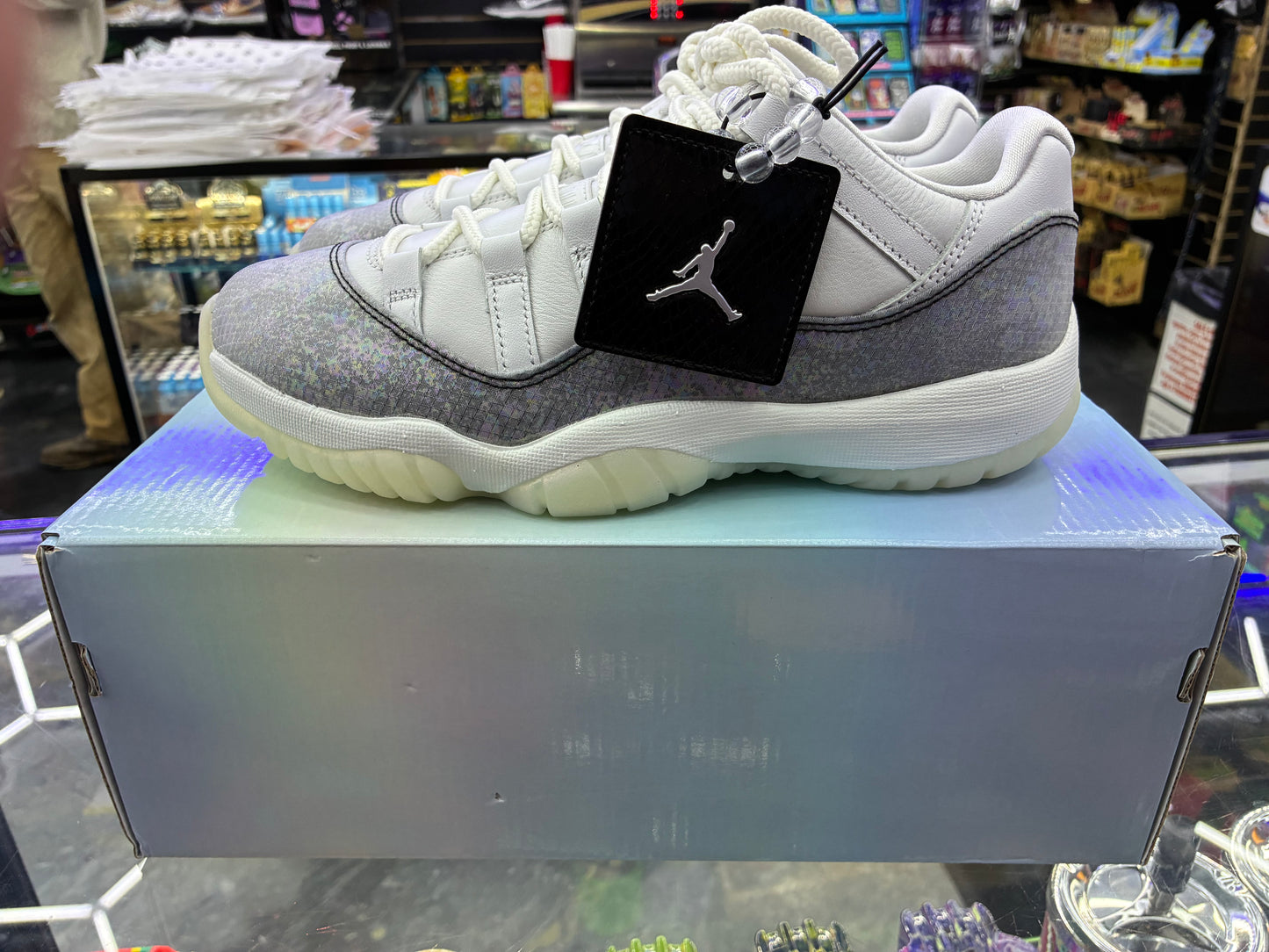 Jordan 11 retro low CNY size 8