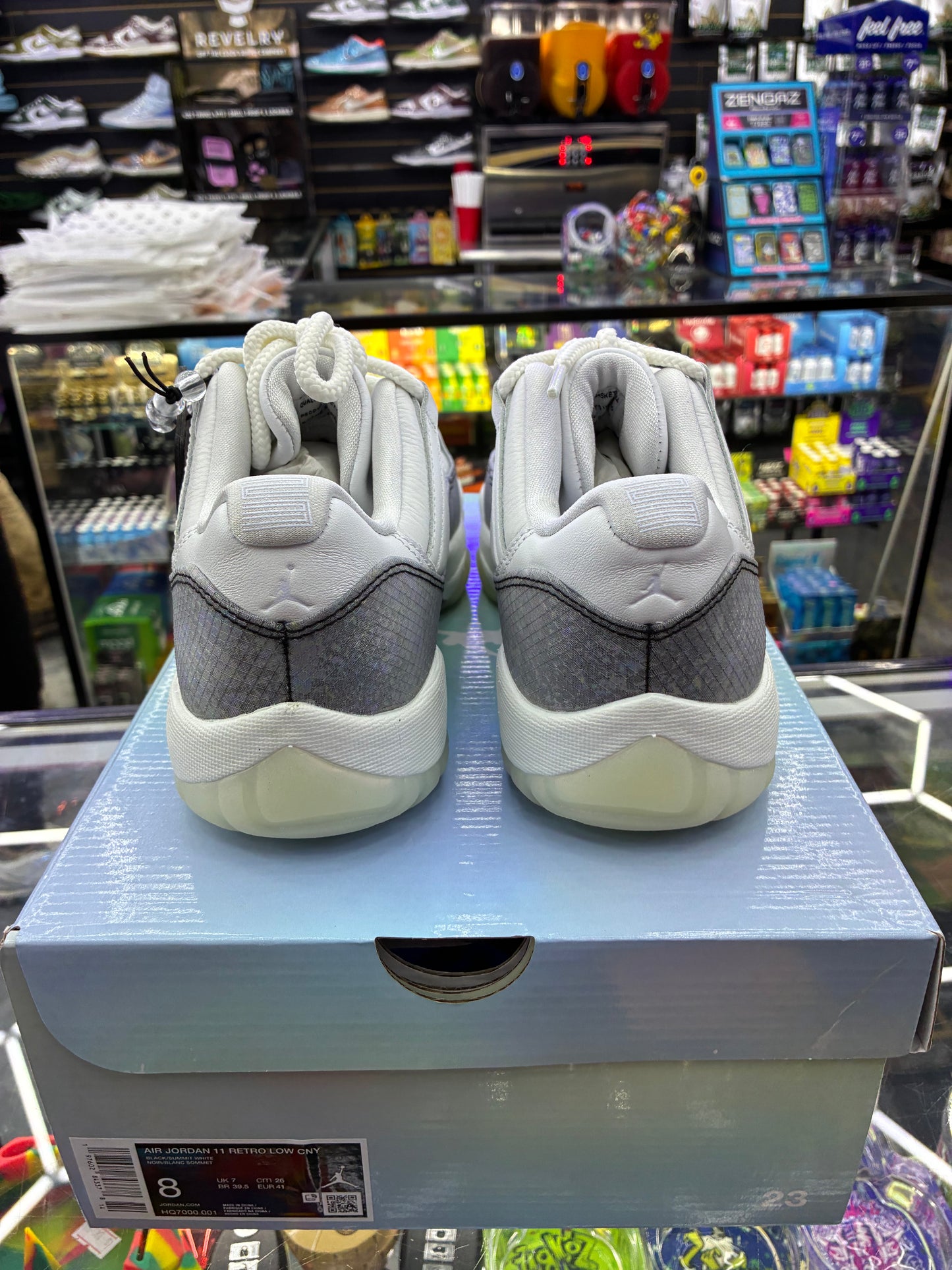 Jordan 11 retro low CNY size 8